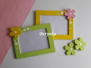 Dřevěný fotorámeček s kytičkou