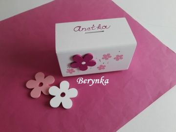 Dřevěná pokladnička s kytičkou