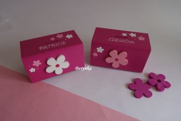 Dřevěná pokladnička s kytičkou