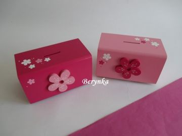 Dřevěná pokladnička s kytičkou