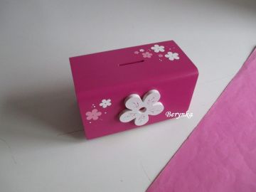 Dřevěná pokladnička s kytičkou