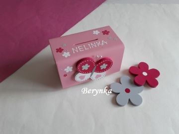 Dřevěná pokladnička s motýlkem