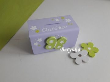Dřevěná pokladnička s motýlkem