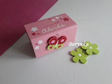 Dřevěná pokladnička s motýlkem