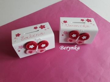 Dřevěná pokladnička s motýlkem