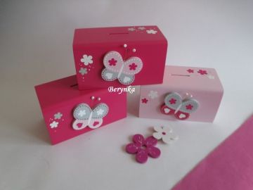 Dřevěná pokladnička s motýlkem