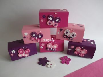 Dřevěná pokladnička s motýlkem