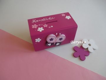 Dřevěná pokladnička s motýlkem