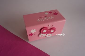 Dřevěná pokladnička s motýlkem