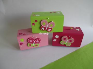 Dřevěná pokladnička s motýlkem