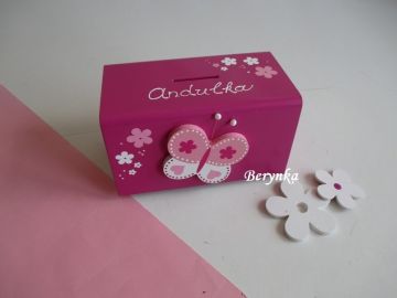 Dřevěná pokladnička s motýlkem