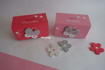 Dřevěná pokladnička s motýlkem