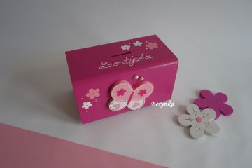 Dřevěná pokladnička s motýlkem