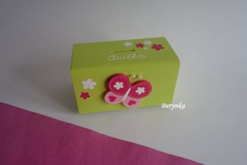 Dřevěná pokladnička s motýlkem