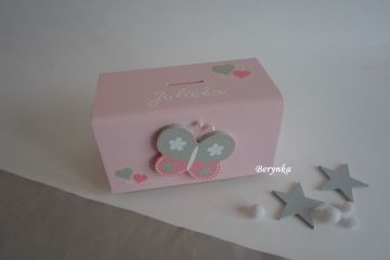 Dřevěná pokladnička s motýlkem