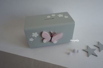 Dřevěná pokladnička s motýlkem