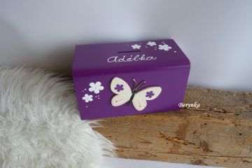 Dřevěná pokladnička s motýlkem