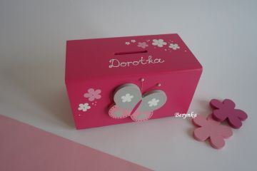 Dřevěná pokladnička s motýlkem