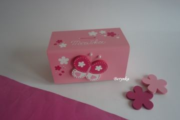 Dřevěná pokladnička s motýlkem