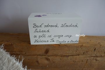 Dřevěná pokladnička s motýlkem