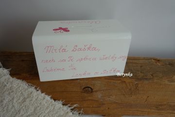 Dřevěná pokladnička s motýlkem