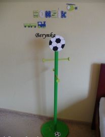 Věšák - němý sluha s fotbalovým míčem