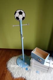 Věšák - němý sluha s fotbalovým míčem