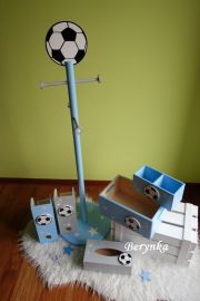 Věšák - němý sluha s fotbalovým míčem