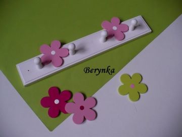 Dětský věšák s kytičkami