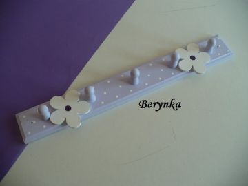 Dětský věšák s kytičkami