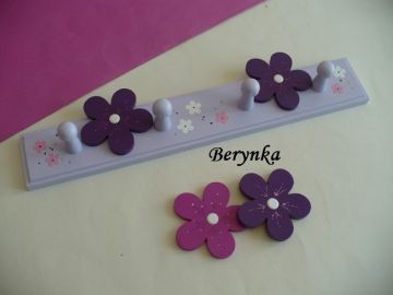 Dětský věšák s kytičkami