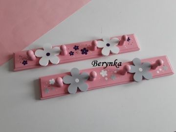 Dětský věšák s kytičkami