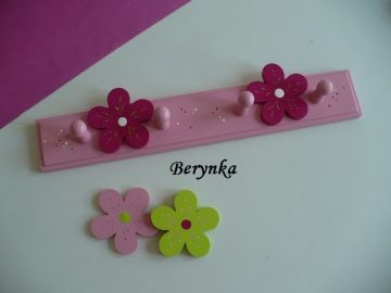 Dětský věšák s kytičkami