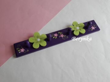Dětský věšák s kytičkami