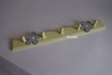 Dětský věšák s kytičkami