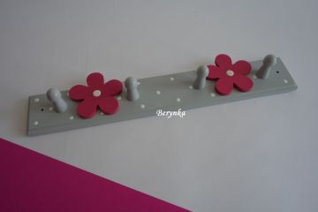 Dětský věšák s kytičkami