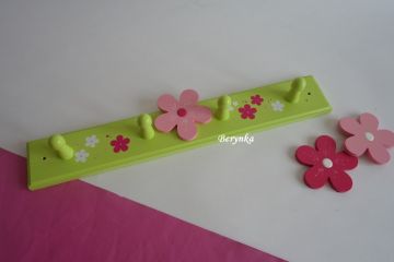 Dětský věšák s kytičkami