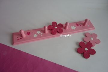 Dětský věšák s kytičkami