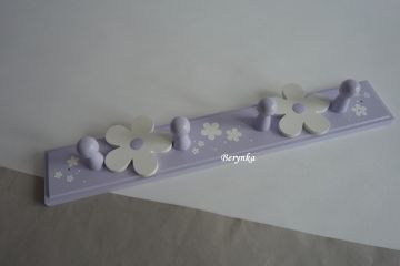 Dětský věšák s kytičkami