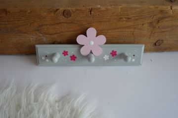 Dětský věšák s kytičkami