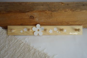 Dětský věšák s kytičkami