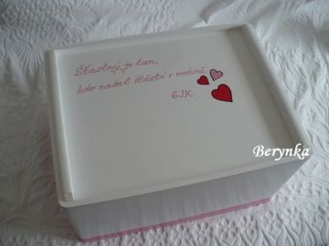 Svatební bedýnka se srdíčky a monogramem