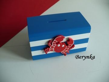 Dřevěná pokladnička s krabem