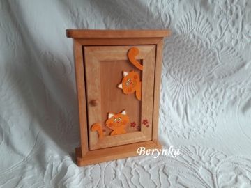 Dřevěná skříňka na klíče s kočkami