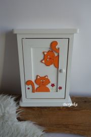 Dřevěná skříňka na klíče s kočkami