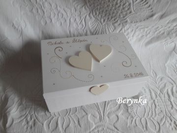 Svatební truhlička se srdíčky a kytičkami