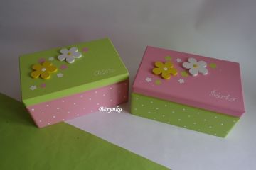 Dřevěné bedýnky s kytičkami