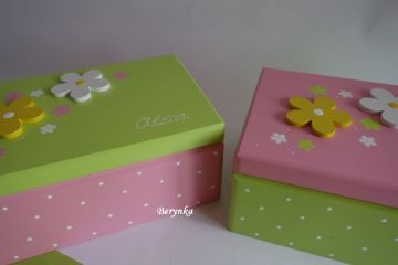 Dřevěné bedýnky s kytičkami