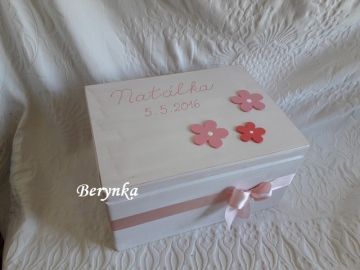 Dřevěné bedýnky s kytičkami