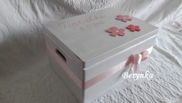 Dřevěné bedýnky s kytičkami